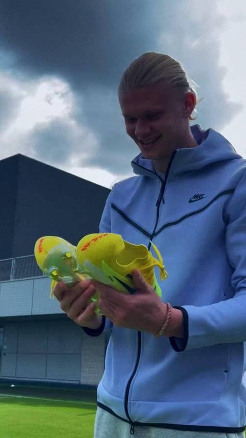 哥不缺球鞋😄哈兰德社媒晒手捧球鞋照，依然严肃风