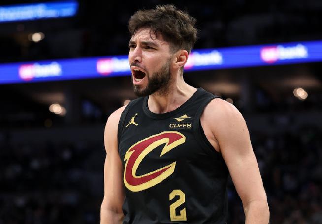 效率不算高！杰罗姆半场三分5中1拿到8分3助攻