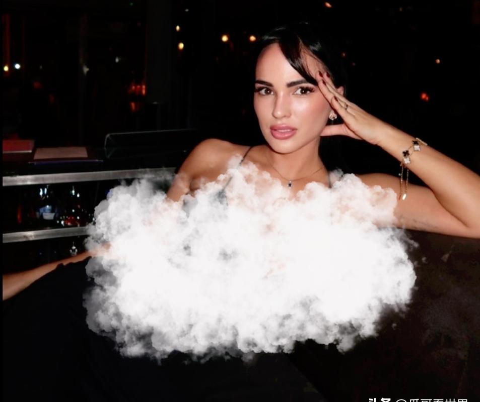 亚马尔与女友在克罗地亚度假，吐槽女友坐直升机5分钟就晕机