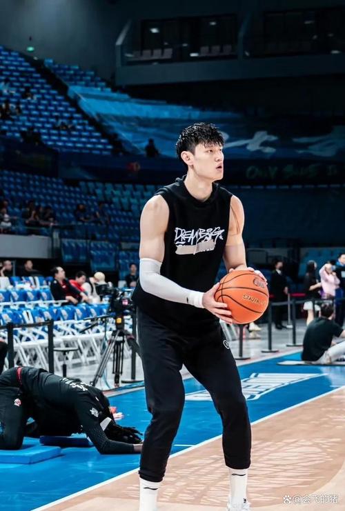 媒体人：曾凡博林葳距离NBA球员还有差距 但每个追梦人都值得尊重