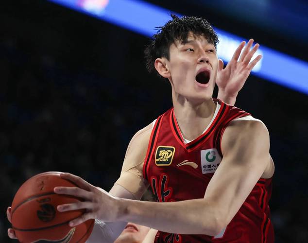 媒体人：向勇敢闯荡的曾凡博致敬 一起等待他最后的去向决定吧