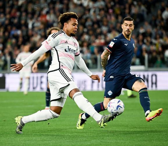 意天空：麦肯尼缺席尤文在周四的训练，因旅途原因将在周五归队