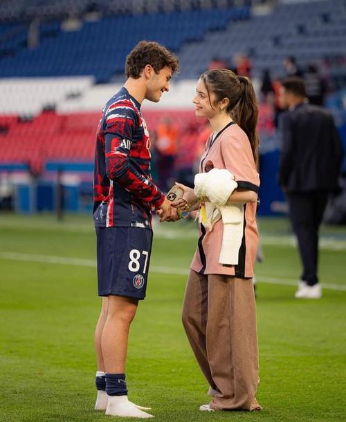 腻在一起！内维斯20岁演员女友晒多张合照：过去几周的镜头之下