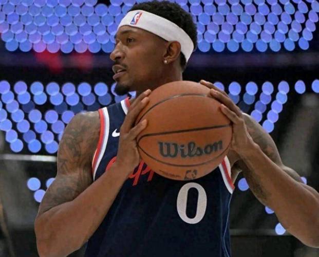 首秀亮眼！比尔9投6中拿到12分2板1断1帽 正负值为+5