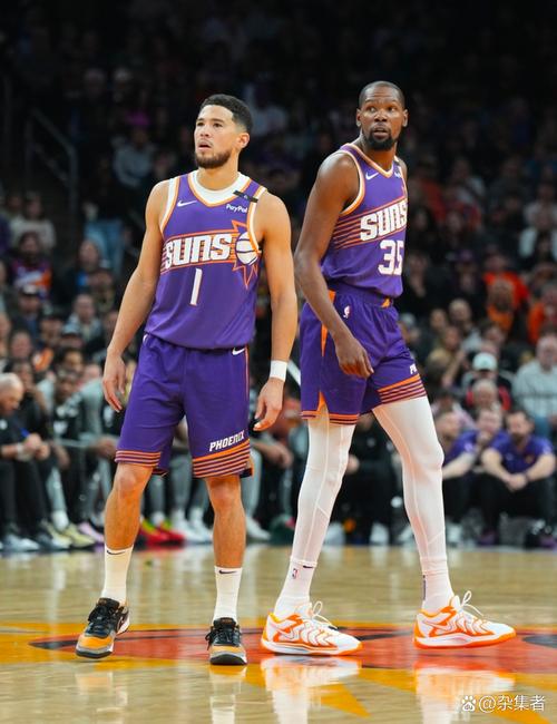 详细阅读:末节连续高难度三分!布克26中11&三分12中5空砍34分5板10助 末节连续高难度三分!布克26中11&三分12中5空砍34分5板10助