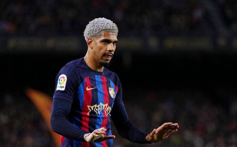 详细阅读:世体:阿劳霍可能替代库巴西首发出战埃尔切 世体:阿劳霍可能替代库巴西首发出战埃尔切