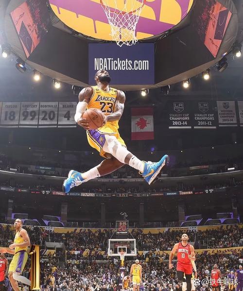 小里弗斯：老詹在几乎所有队都能做持球大核 唯独在湖人得打无球