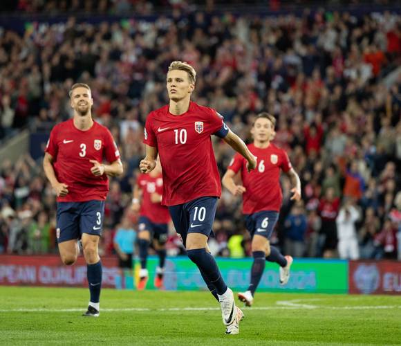 太阳报：厄德高虽然受伤仍有可能入选挪威队，他希望帮助球队