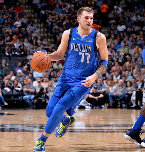 详细阅读:东契奇:你永远不知道会不会有机会上场 而布朗尼做好了准备 东契奇:你永远不知道会不会有机会上场 而布朗尼做好了准备