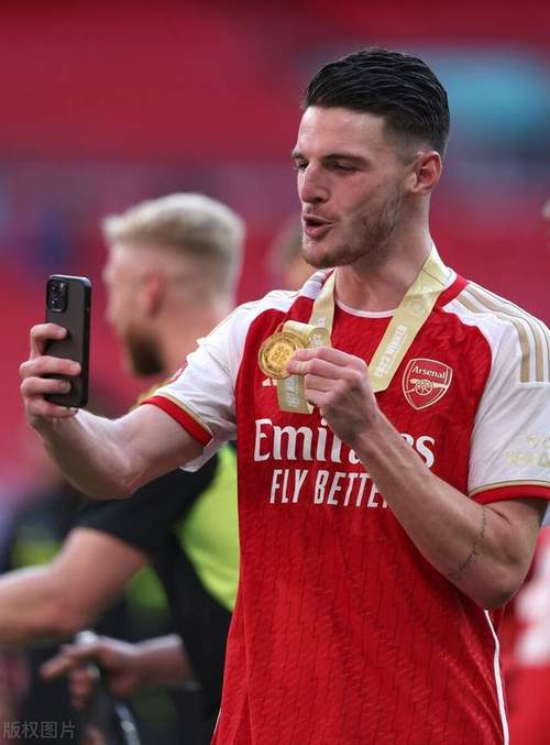 超绝领袖气质😤赖斯奔袭后又冲刺铲断凯恩，起身振臂给全队鼓劲