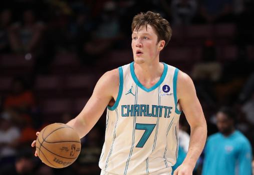 状态全无！最佳新秀领跑者克尼佩尔12投仅2中拿到6分 三分7中0