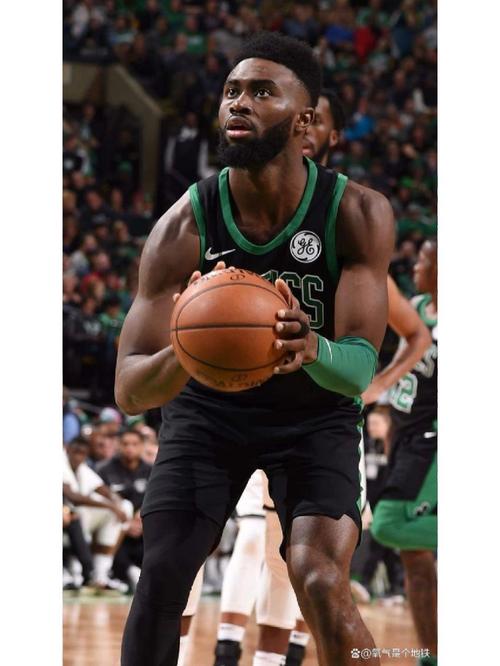 火力凶猛！杰伦·布朗半场18中11狂轰27分外加5板5助3断 三分7中4