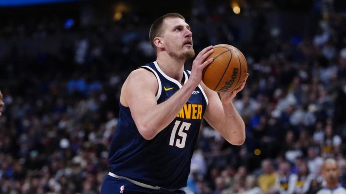 本赛季场均28+5+5且真实命中率65+%的球员：约基奇、字母、里夫斯